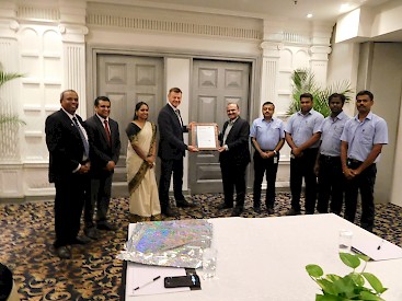 From the left: Dr. Murugan and the team of DQS India, center: Mr. Heinloth and Mr. Atul, followed by the team of Michelin on the right