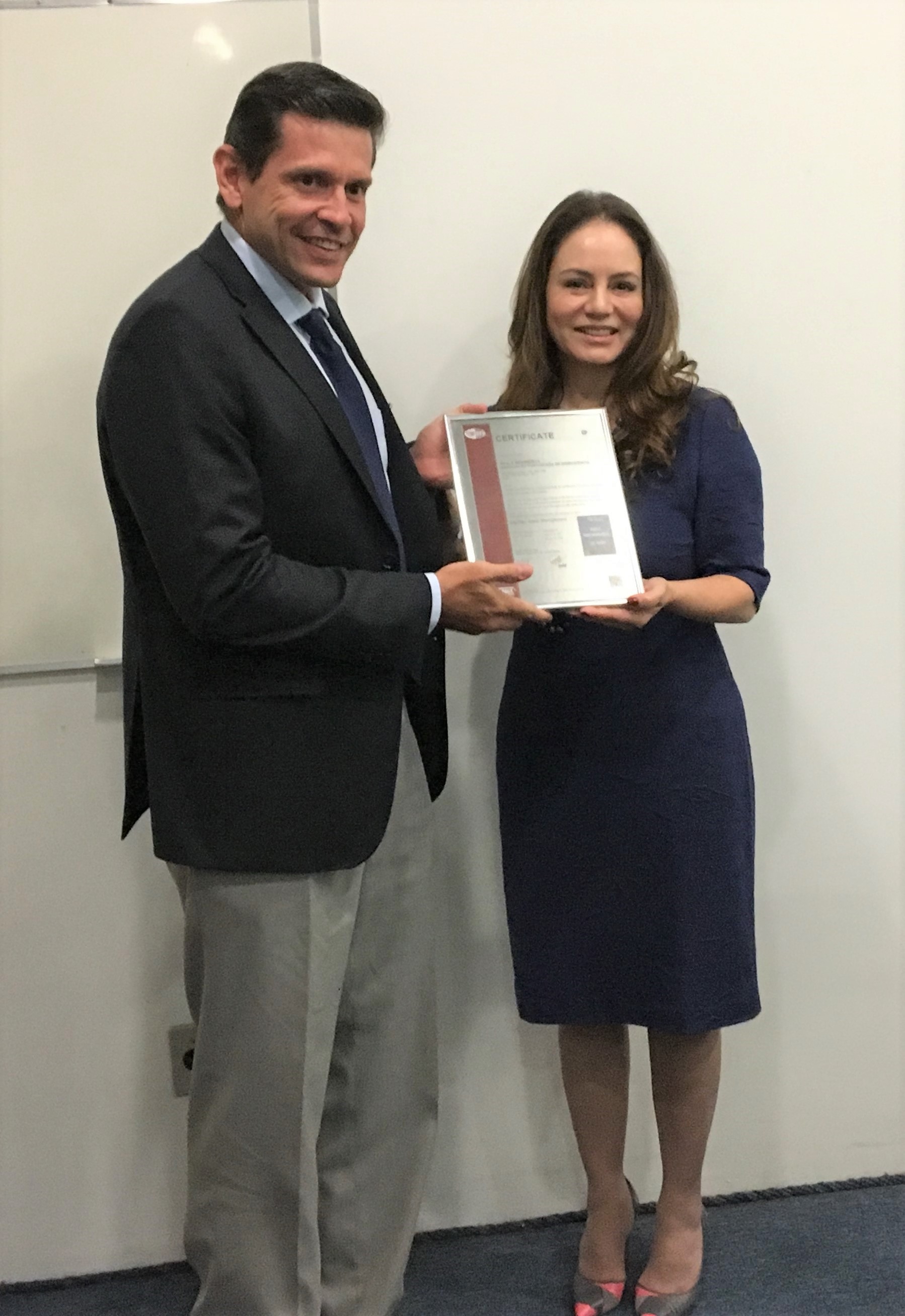 João Fábio Bianchi Garcia Silva receives the certificate from Dezée Mineiro.